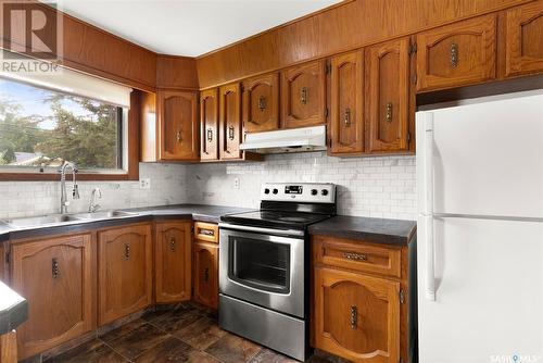 3311 29Th Avenue, Regina, SK - Indoor Photo Showing Kitchen