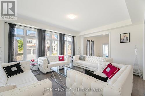 189 Thompson Drive, East Gwillimbury, ON - Indoor Photo Showing Living Room