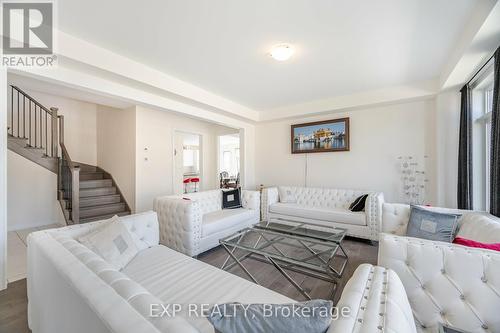 189 Thompson Drive, East Gwillimbury, ON - Indoor Photo Showing Living Room