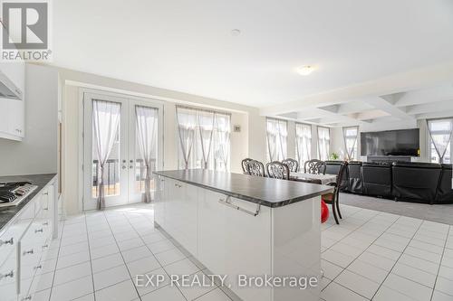 189 Thompson Drive, East Gwillimbury, ON - Indoor Photo Showing Kitchen