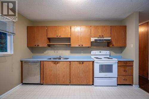 1319 Hall  Street, Nelson, BC - Indoor Photo Showing Kitchen With Double Sink