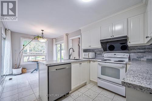 12 Featherstone Avenue, Markham, ON - Indoor Photo Showing Kitchen