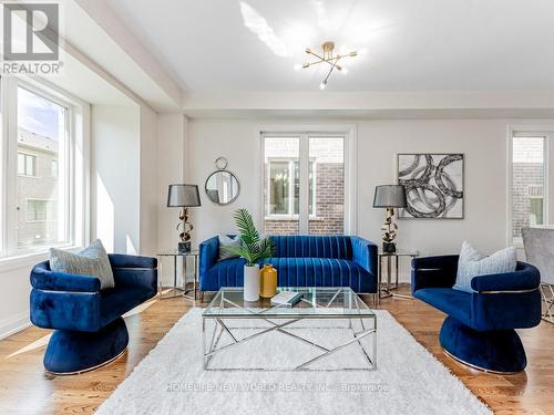 70 Therma Crescent, Markham (Victoria Square), ON - Indoor Photo Showing Living Room