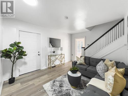 4639 Simcoe Street, Niagara Falls, ON - Indoor Photo Showing Living Room