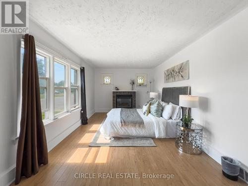 4639 Simcoe Street, Niagara Falls, ON - Indoor Photo Showing Bedroom