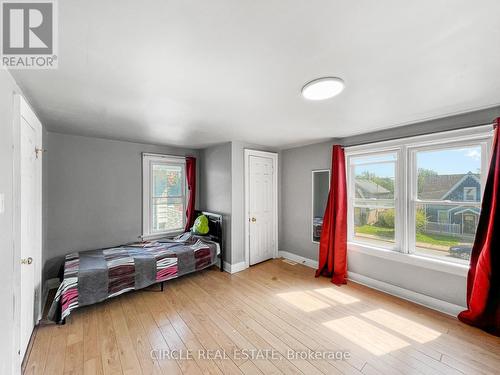 4639 Simcoe Street, Niagara Falls, ON - Indoor Photo Showing Bedroom