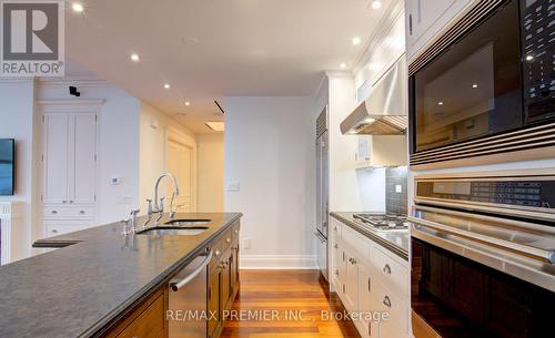 8D - 1 St Thomas Street, Toronto (Bay Street Corridor), ON - Indoor Photo Showing Kitchen