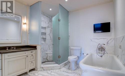 8D - 1 St Thomas Street, Toronto, ON - Indoor Photo Showing Bathroom