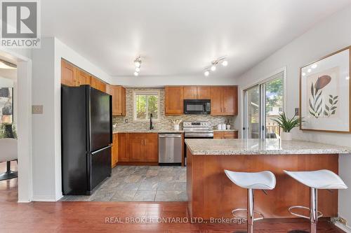 16 Royal Amber Crescent, East Gwillimbury, ON - Indoor Photo Showing Kitchen