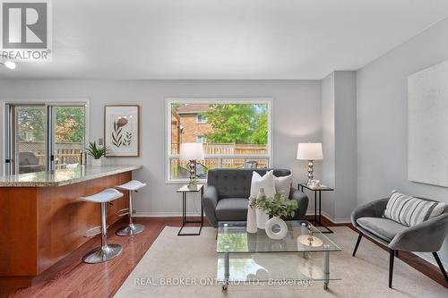 16 Royal Amber Crescent, East Gwillimbury, ON - Indoor Photo Showing Living Room