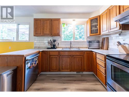 2758 Oak Street, Prince George, BC - Indoor Photo Showing Kitchen With Double Sink