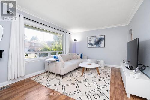 40 Grandview Avenue, Markham, ON - Indoor Photo Showing Living Room