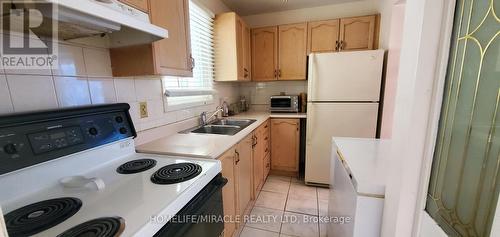 19 Haley Court, Brampton, ON - Indoor Photo Showing Kitchen With Double Sink