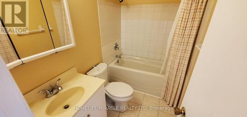 19 Haley Court, Brampton, ON - Indoor Photo Showing Bathroom