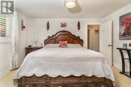 91 Hedge Lawn Drive, Grimsby, ON - Indoor Photo Showing Bedroom