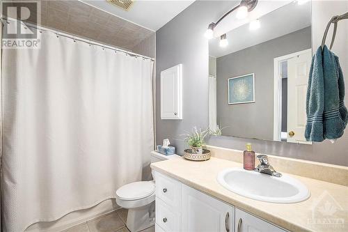 .This is the big bright main bathroom. - 36 Crampton Drive, Carleton Place, ON 