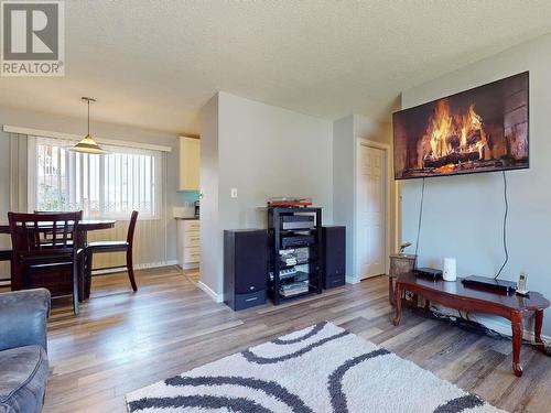 13608 Rumball Avenue, Summerland, BC - Indoor Photo Showing Living Room