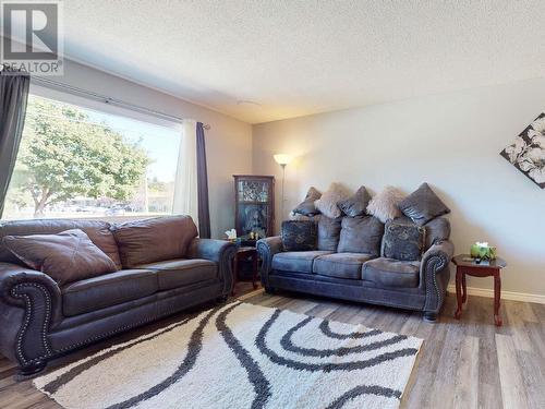 13608 Rumball Avenue, Summerland, BC - Indoor Photo Showing Living Room