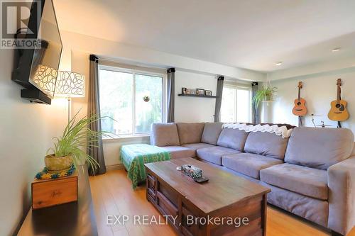 142 Royal Salisbury Way, Brampton (Madoc), ON - Indoor Photo Showing Living Room