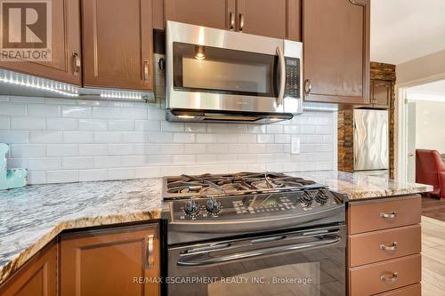 135 Welbourn Drive, Hamilton (Balfour), ON - Indoor Photo Showing Kitchen With Upgraded Kitchen