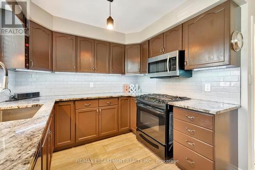 135 Welbourn Drive, Hamilton, ON - Indoor Photo Showing Kitchen