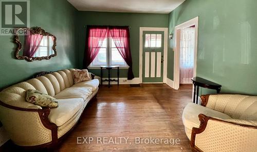 972 Dame Street, London, ON - Indoor Photo Showing Living Room