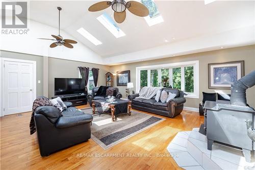 8045 Appleby Line, Milton (Nassagaweya), ON - Indoor Photo Showing Living Room