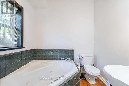 8045 Appleby Line, Milton (Nassagaweya), ON - Indoor Photo Showing Bathroom