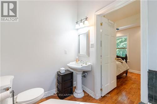 8045 Appleby Line, Milton (Nassagaweya), ON - Indoor Photo Showing Bathroom