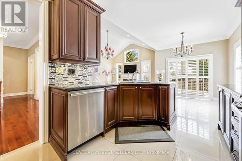 2385 Eighth Line N, Oakville, ON - Indoor Photo Showing Kitchen