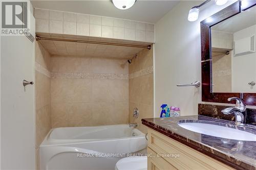 38 Grosvenor Street, London, ON - Indoor Photo Showing Bathroom