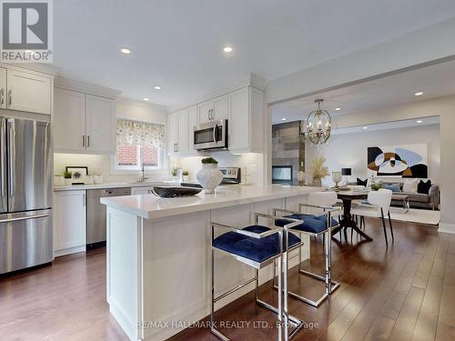 238 Rumble Avenue, Richmond Hill, ON - Indoor Photo Showing Kitchen With Upgraded Kitchen