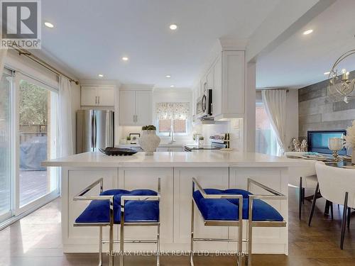 238 Rumble Avenue, Richmond Hill, ON - Indoor Photo Showing Kitchen With Upgraded Kitchen