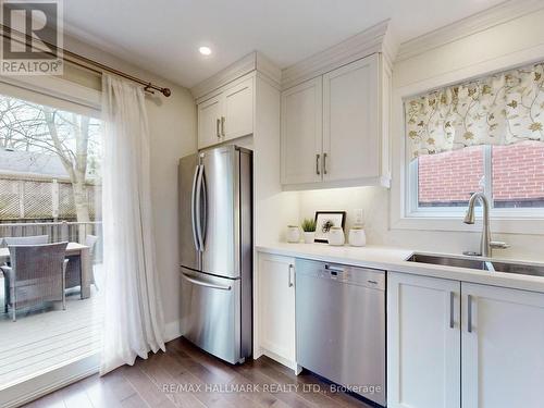 238 Rumble Avenue, Richmond Hill, ON - Indoor Photo Showing Kitchen