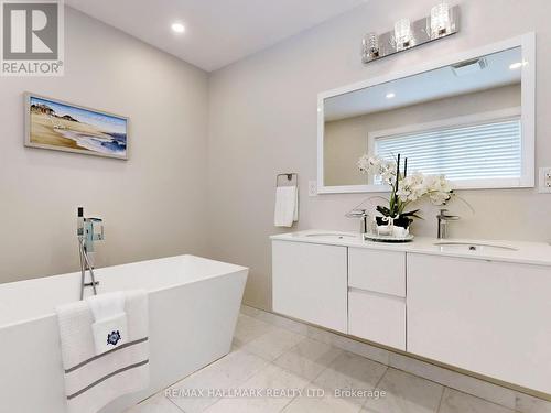 238 Rumble Avenue, Richmond Hill, ON - Indoor Photo Showing Bathroom