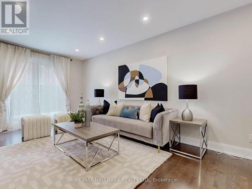 238 Rumble Avenue, Richmond Hill, ON - Indoor Photo Showing Living Room