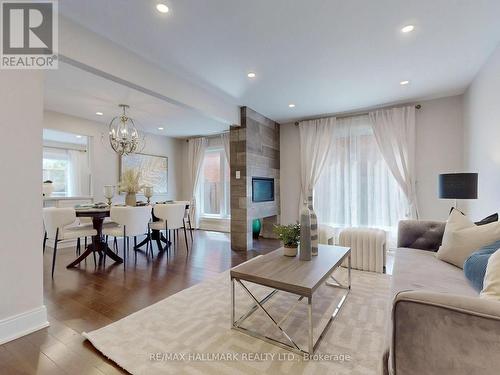 238 Rumble Avenue, Richmond Hill, ON - Indoor Photo Showing Living Room