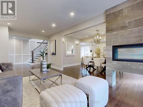 238 Rumble Avenue, Richmond Hill, ON - Indoor Photo Showing Living Room