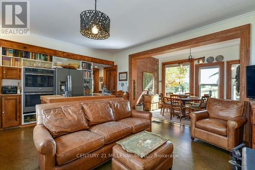 18101 Shaws Creek Road, Caledon, ON - Indoor Photo Showing Living Room