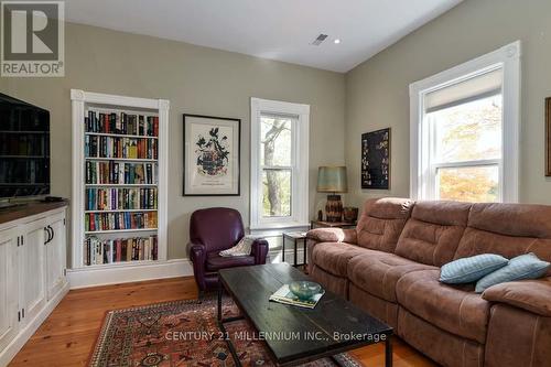 18101 Shaws Creek Road, Caledon, ON - Indoor Photo Showing Living Room