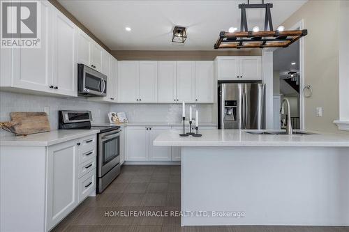 30 Michaelis Street, New Tecumseth, ON - Indoor Photo Showing Kitchen With Upgraded Kitchen