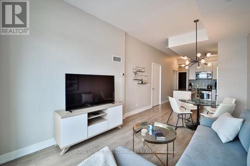 707 - 9471 Yonge Street, Richmond Hill, ON - Indoor Photo Showing Living Room