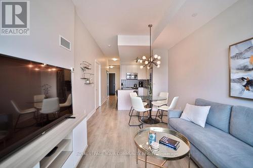 707 - 9471 Yonge Street, Richmond Hill, ON - Indoor Photo Showing Living Room