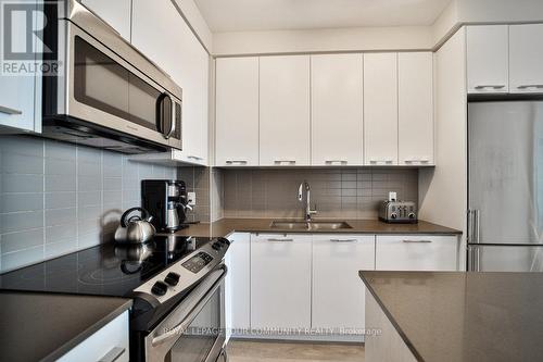 707 - 9471 Yonge Street, Richmond Hill, ON - Indoor Photo Showing Kitchen With Double Sink