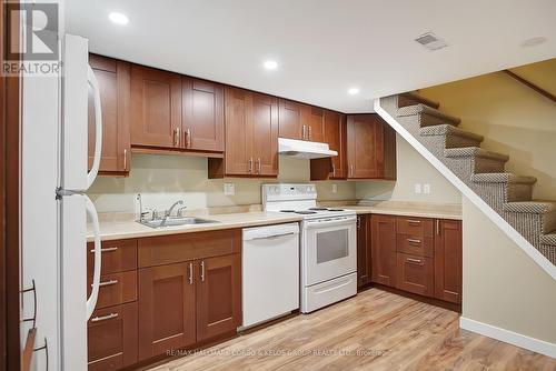 806 Rose Street, Cambridge, ON - Indoor Photo Showing Kitchen