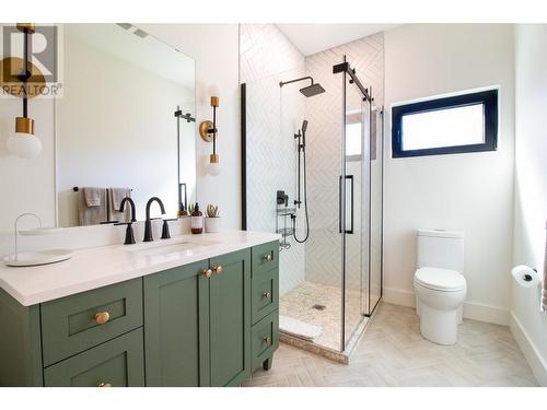 Main Bath - 2043 Airport Way, Revelstoke, BC - Indoor Photo Showing Bathroom