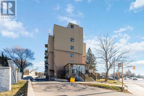 90 - 283 Fairway Road N, Kitchener, ON - Outdoor