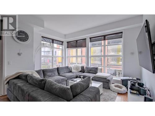 1331 Ellis Street Unit# 204, Kelowna, BC - Indoor Photo Showing Living Room