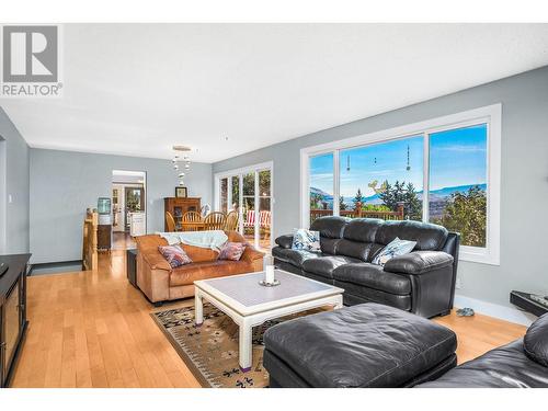 5826 Bartlett Road, Vernon, BC - Indoor Photo Showing Living Room