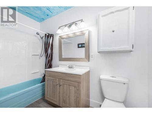 5826 Bartlett Road, Vernon, BC - Indoor Photo Showing Bathroom